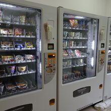 カップ&#40629;やスナックの自販機