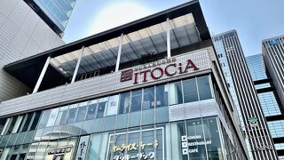 休日のレストランは並びます