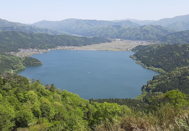 賤ケ岳から見下ろす余呉湖がきれい