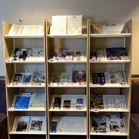 観光案内コーナーがあるのも良い　缶ビールも売ってた