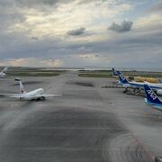 沖縄らしい海と飛行機のコラボ