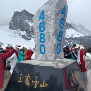 万年雪を抱いた美しく荘厳な山