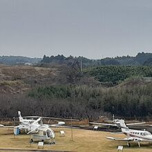 屋外の展示機と、成田闘争時の鉄塔の跡