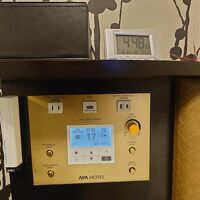 空調は冷暖の切り替えはできませんが、温度調節可能です。