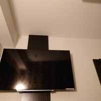 部屋のTVは大きく、ベッドに寝ながら見れます(笑)