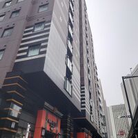 六本木のやや東側にあり、バスやタクシーでのアクセスが便利。