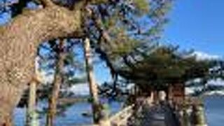 琵琶湖に浮かぶ御堂