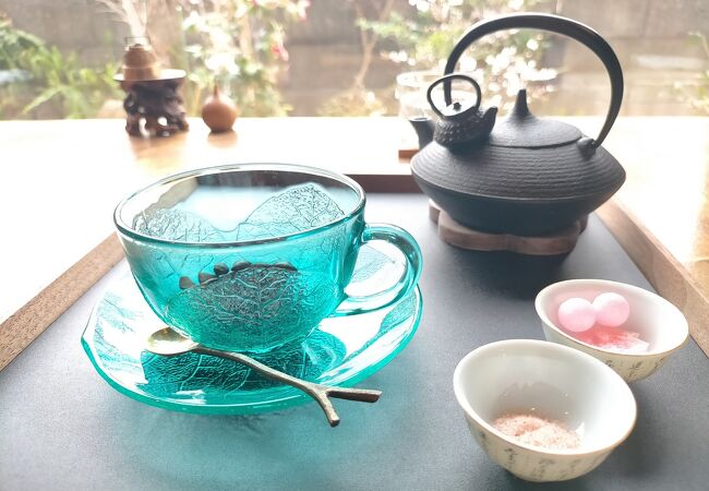 茶釜でお茶を頂けるカフェ