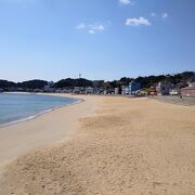 のんびり穏やかな海水浴場。