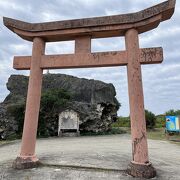 津波で打ち上げられた巨大な岩