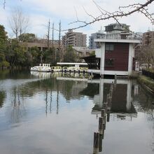 屋内休憩所や貸しボートもあります