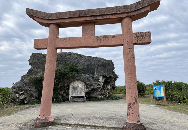 津波で打ち上げられた巨大な岩