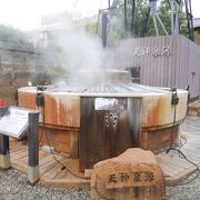 神社の境内にある。