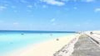 白い砂浜と青い海