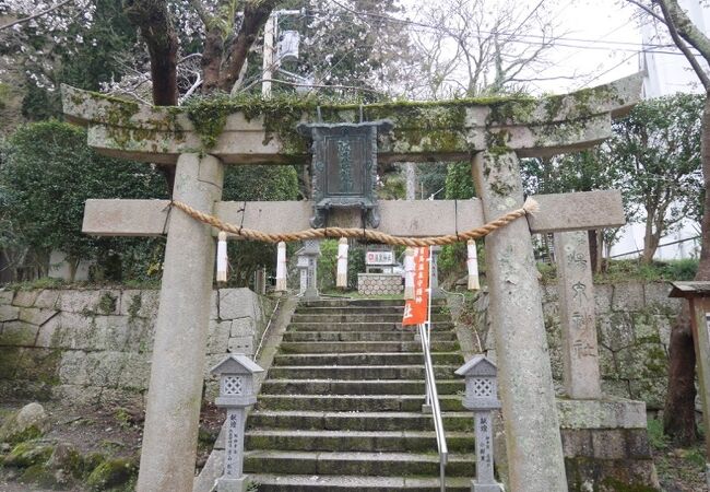 温泉寺と隣接。