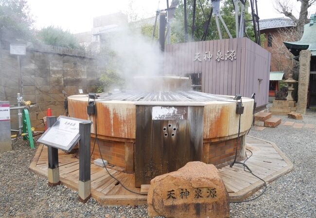 神社の境内にある。