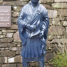 自然な姿で立っている像。