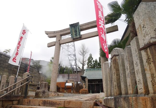 煙もうもうな神社。