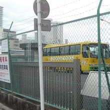 東京工業大学発祥の地の標識です。隅田川西岸の駐車場にあります