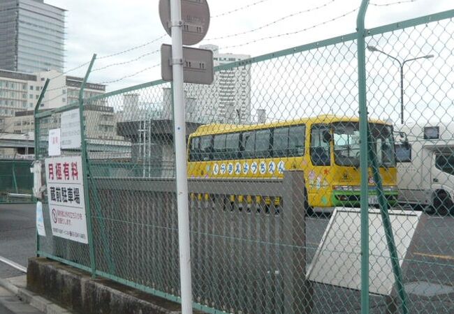 東京工業大学発祥の地の標識が、隅田川西岸の駐車場に、ひっそりと置かれていました。