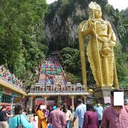 マレーシア随一のヒンズー教の聖地。岩山の麓に立つ巨大な軍神像と極彩色の階段がまず印象的。