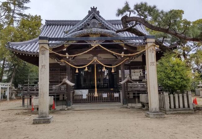 境内は有岡城跡の一部