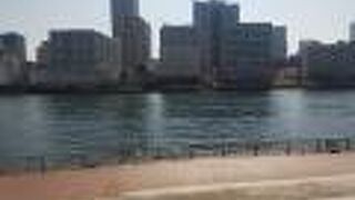 明石町河岸公園から見晴らす