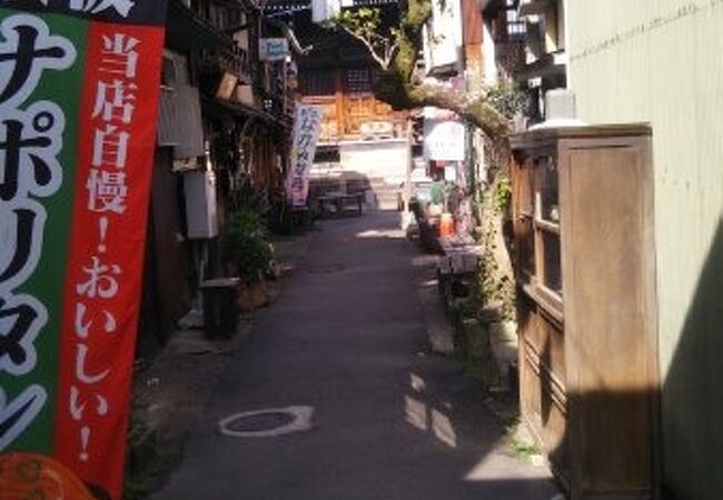 寺前の横丁が昭和の雰囲気