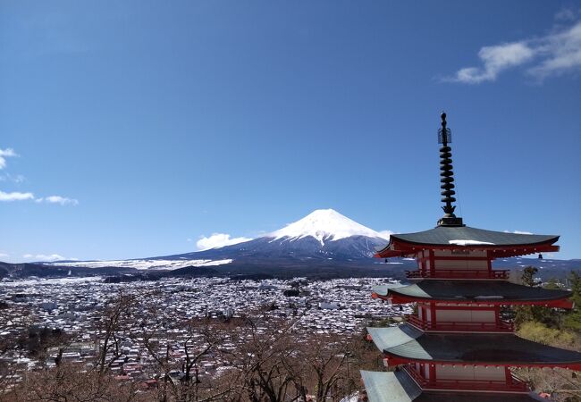 残雪と新倉浅間神社