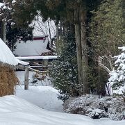 雪に覆われた神社