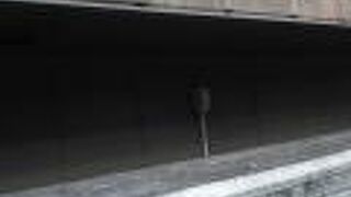 水晶橋を渡った所にあります