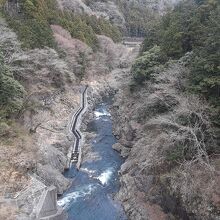 天端から下流側の眺め。左側の筋が魚道