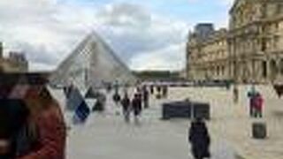 ピラミッド中央口から入場しました