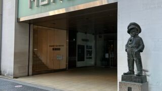 横浜岡田屋モアズの前の銅像！