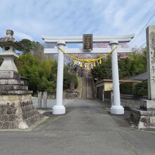 相馬小高神社入口の鳥居。車で上れる坂道もあります。