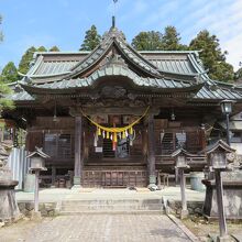 相馬小高神社の拝殿。お参りの人たちが来ていました。