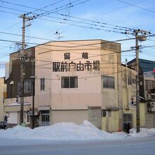 交差点から観た外観