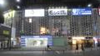 烏森口を出て目の前にあるビル