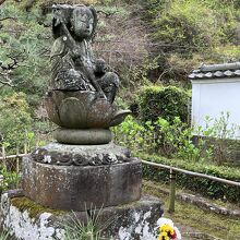 山門脇の地蔵尊