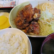 名物のとり唐揚げ定食。これは秘伝タレ味のもの。