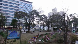 大規模な複合施設ながら、前庭は素朴な雰囲気