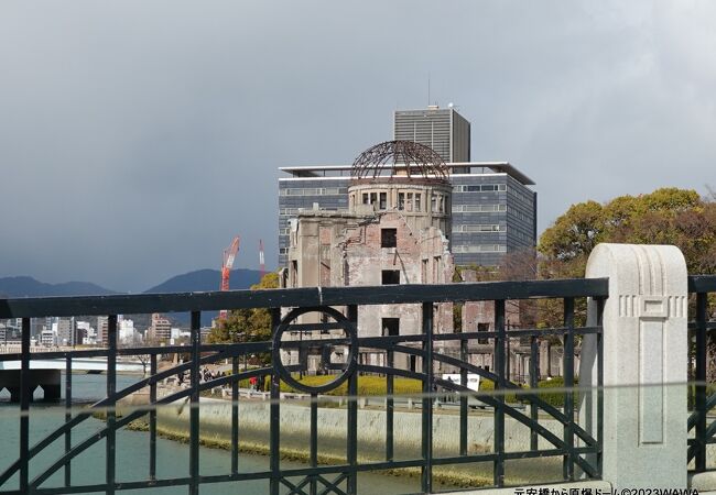 元安橋の上から原爆ドームを遠望することが出来ました