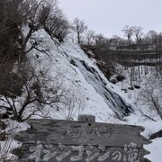 国道沿い、駐車場からすぐ