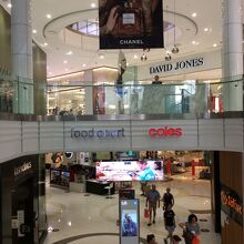 天井も高く開放感が有りかなり広い店内です