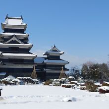 雪の松本城