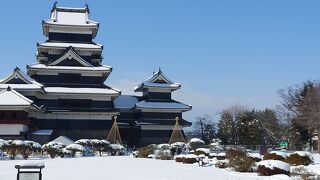 雪の松本城