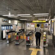 小雨の中、フェリーターミナル駅からコスモスクエア駅へ