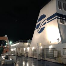 夜の甲板でファネルに浮かぶ太平洋フェリーのロゴ