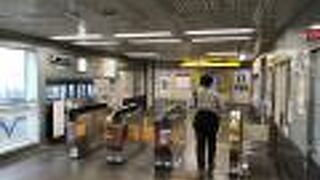 小雨の中、フェリーターミナル駅からコスモスクエア駅へ