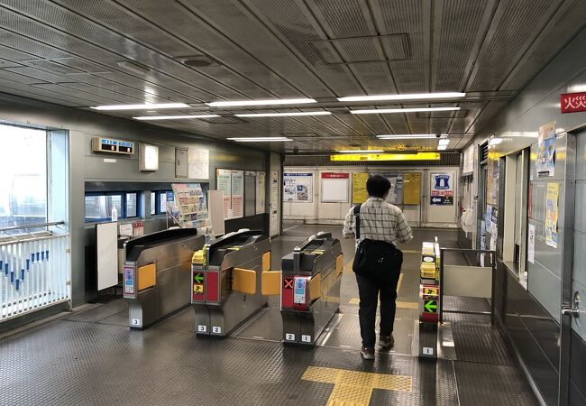 小雨の中、フェリーターミナル駅からコスモスクエア駅へ